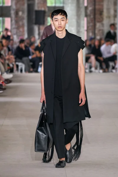 Look 16